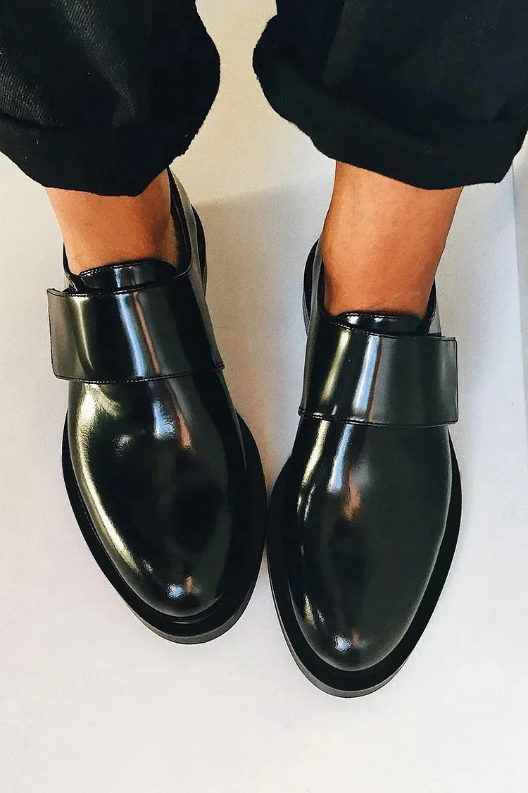 IRIS | Elegant shiny loafers with a strap for an impeccable style